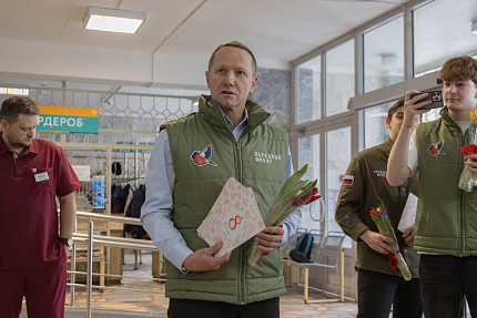 В преддверии 8 Марта активисты «Молодёжки Народного фронта» поздравили психологов ГНЦ ФМБЦ им. А.И. Бурназяна ФМБА России
